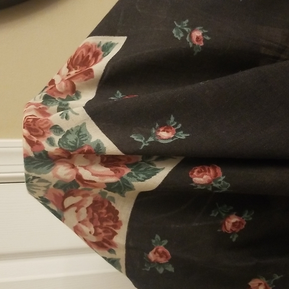 Beautiful large scarf with lovely rose pattern. EUC - Picture 4 of 9